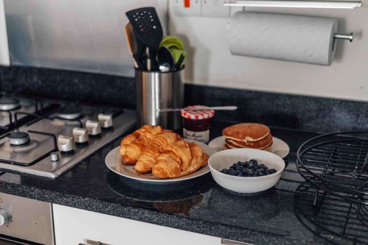 Central Modern Flat For 4-6 & Dedicated Parking Henley-on-Thames Ngoại thất bức ảnh
