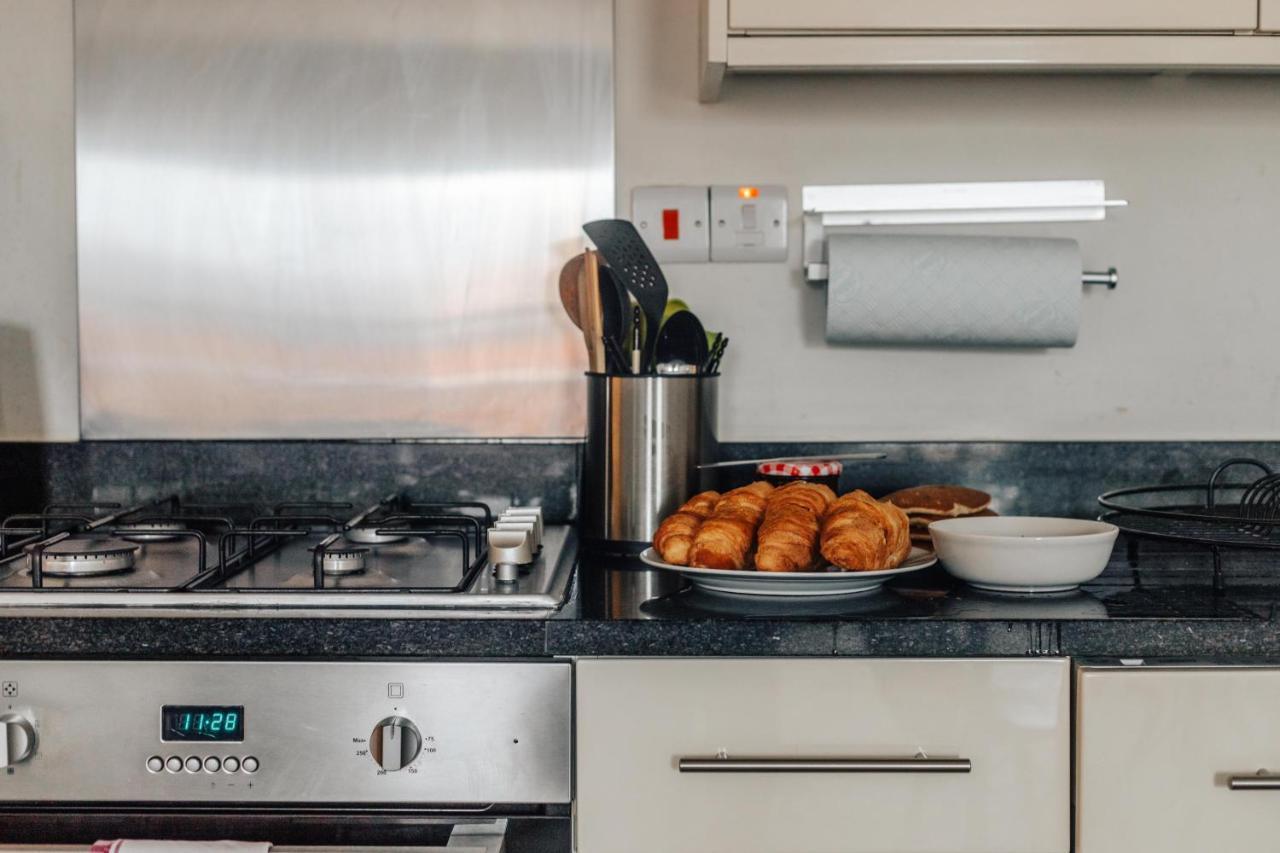 Central Modern Flat For 4-6 & Dedicated Parking Henley-on-Thames Ngoại thất bức ảnh