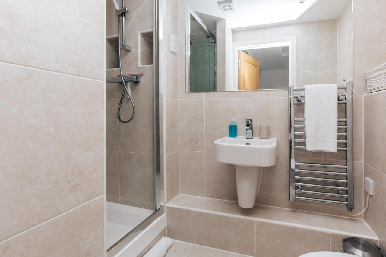 Central Modern Flat For 4-6 & Dedicated Parking Henley-on-Thames Ngoại thất bức ảnh